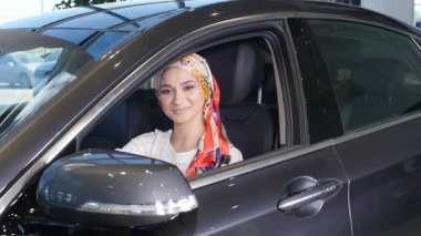 anahtar taşı--dan yeni bir araba showroom olan Müslüman bir kadın