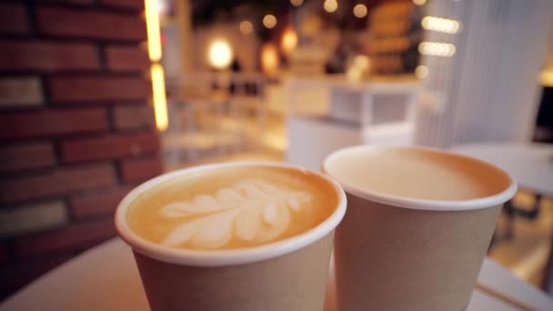 Zwei Kaffeetassen Aus Pappe Zum Mitnehmen Auf Dem Tisch Vor — Stockvideo