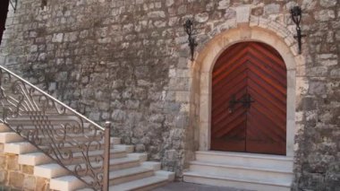 Taş kale kale duvarına bir ortaçağ kalesi, eski bir ahşap kapalı arcade kapı demir perçin.
