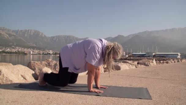 Ältere Gesunde Frau Mittleren Alters Mit Grauen Haaren Beim Yoga — Stockvideo