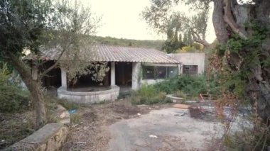 Ekonomik kriz ve savaş kavramı. Terk edilmiş ve aşırı gelişmiş bina, düzgün hareket eden kamera.