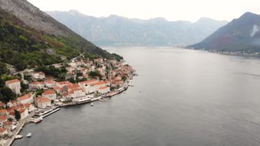 Akdeniz 'deki turistik eğlence konsepti. Perast şehrinin yakınlarındaki Kotor Körfezi 'nin üst manzarası