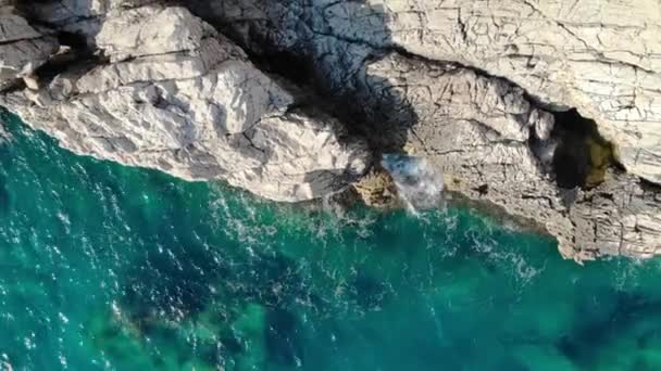 Dalgalar Kayalara Çarpar Mavi Deniz Güneşli Bir Günde — Stok video