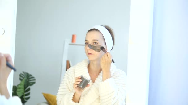Cilt Temizleme Organik Kozmetik Rahatlama Konsepti Bir Kadın Aynaya Bakar — Stok video