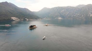 Adriyatik Denizi 'ndeki fiyort. Boka Kotor körfezi Boka Kotorska kıyısındaki Kaya Adası 'nın Leydisi ve Perast Kilisesi, Karadağ, Avrupa