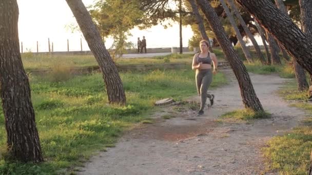 Bodypositive Taille Athlète Féminine Jogging Dans Parc Concept Perte Poids — Video