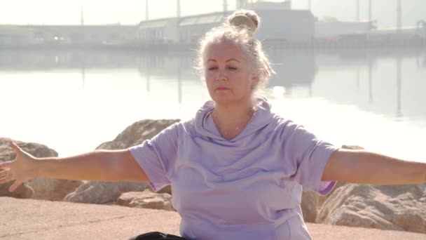 Moden Sund Midaldrende Kvinde Med Gråt Hår Gør Yoga Udendørs – Stock-video