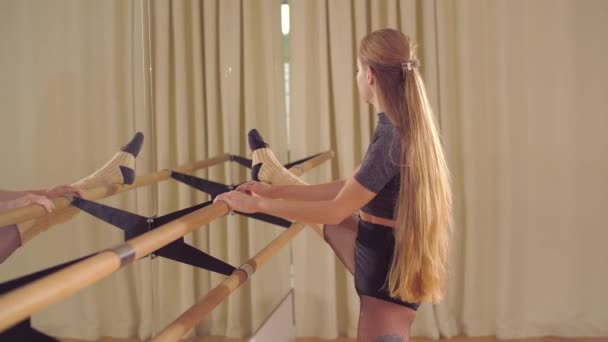 Bailarina Está Treinando Salão Com Ballet Barre — Vídeo de Stock