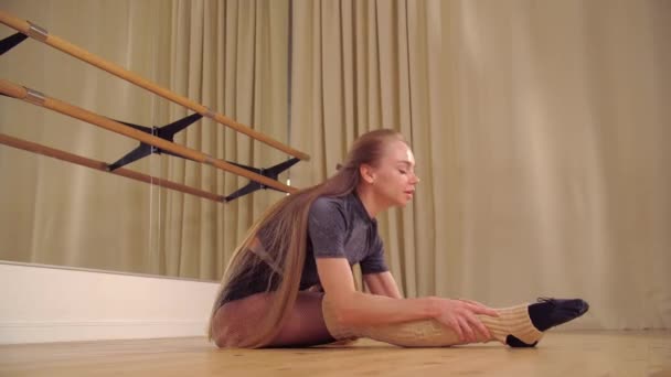 Балерина Тренируется Зале Балетной Труппой — стоковое видео