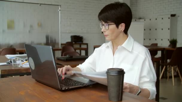 Çekici Olgun Bir Kadınının Yerinde Dizüstü Bilgisayarda Çalışırken Çekilmiş Fotoğrafı — Stok video