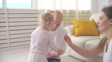 İşitme bozukluğu ve tedavi konsepti. İşitme cihazı olan çocuk