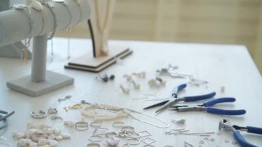 Hobi ya da küçük iş konsepti. Kuyumcu atölyede çalışıyor.