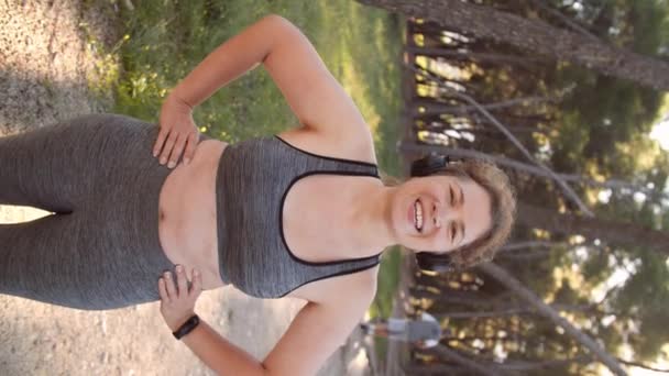 Glimlachende Vrouw Grijs Trainingspak Poserend Voor Camera Rust Uit Gelukkig — Stockvideo