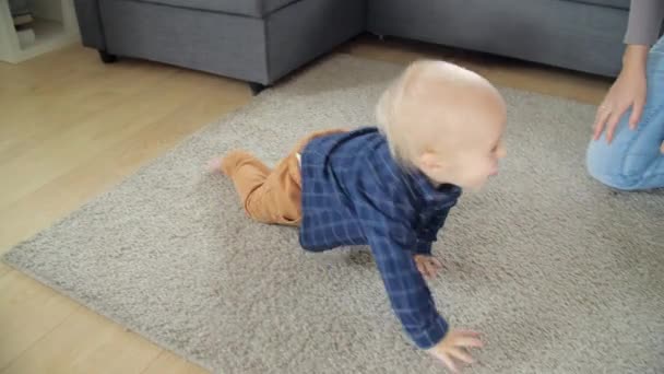Mały Chłopiec Uczy Się Stać Chodzić Domu — Wideo stockowe