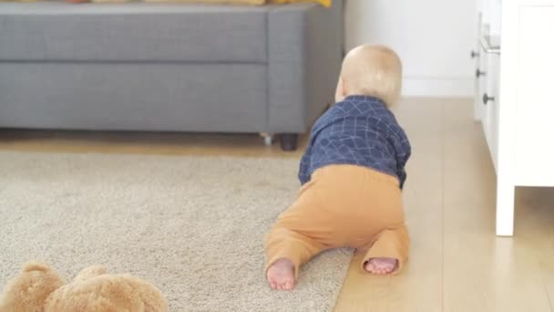 小さな赤ちゃんは家に立って歩くことを学ぶ — ストック動画