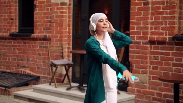 Middle Eastern Woman Hijab Listening Music Headphones Dancing Outdoors Woman — Stock Video
