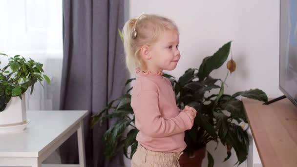 Dziewczyna Implantem Ślimakowym Ogląda Telewizję Słyszy Dźwięki — Wideo stockowe