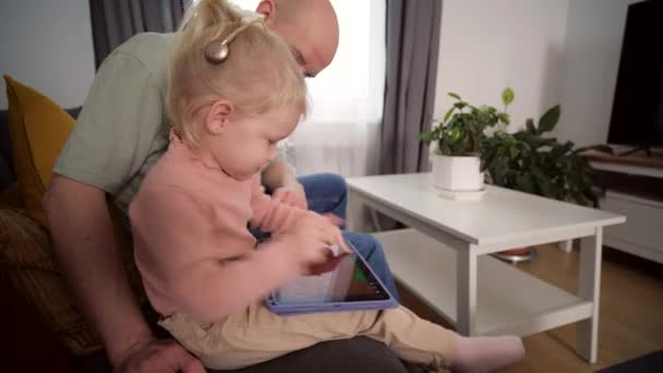 Koklear Implantı Olan Çocuk Evde Oyuncaklarla Oynuyor Sağırlık Tıbbi Teknoloji — Stok video
