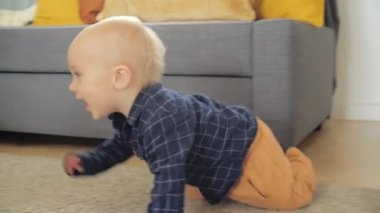 Küçük bebek ayakta durmayı ve yürümeyi öğreniyor.