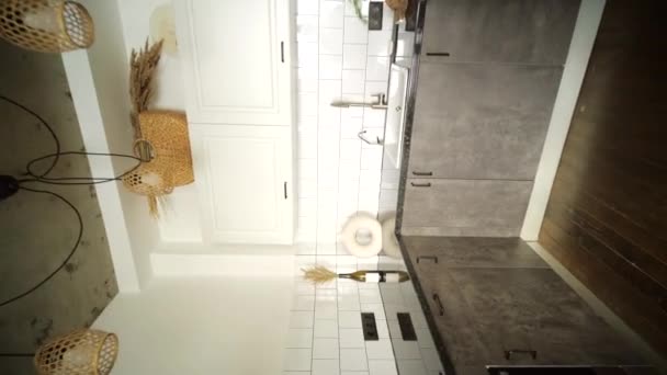 Desain Interior Modern Halus Ditembak Dapur Dengan Ubin Putih Dan — Stok Video