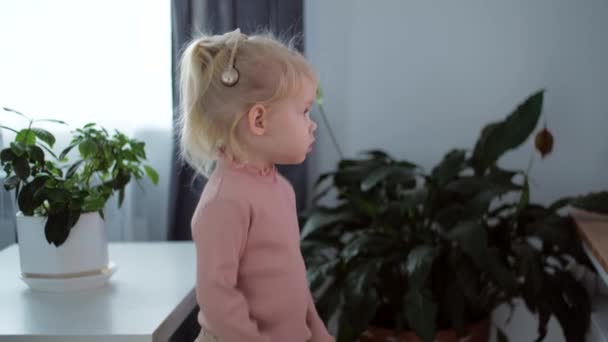 Une Fille Avec Implant Cochléaire Regarde Télévision Entend Des Sons — Video