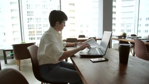 Strzał Atrakcyjnej Dojrzałej Bizneswoman Pracującej Laptopie Swojej Stacji Roboczej — Wideo stockowe