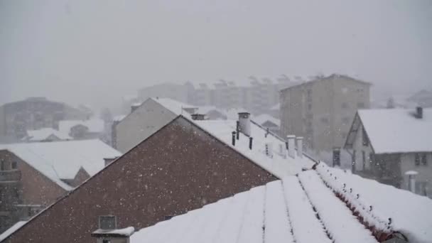 Πλούσια Χιονόπτωση Πάνω Από Την Πόλη Τις Στέγες — Αρχείο Βίντεο