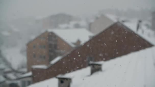 Salju Turun Deras Atas Kota Dengan Atap — Stok Video