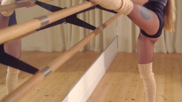 バレリーナはバレエのバレエでホールで訓練している — ストック動画