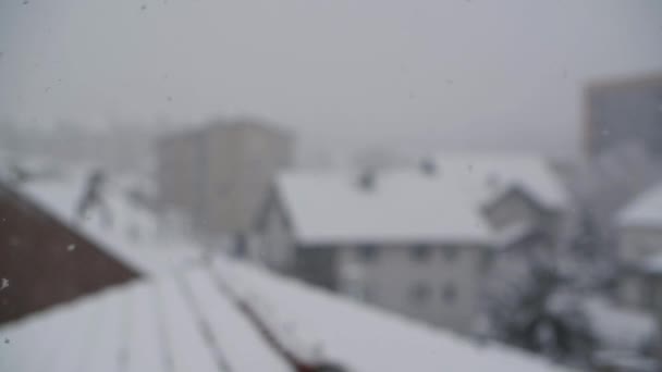 Queda Neve Copiosa Sobre Cidade Com Telhados — Vídeo de Stock