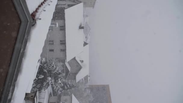 Bőséges Hóesés Város Fölött Tetőkkel — Stock videók