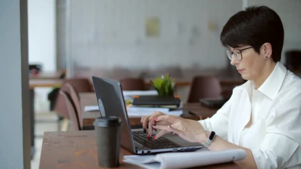 Strzał Atrakcyjnej Dojrzałej Bizneswoman Pracującej Laptopie Swojej Stacji Roboczej — Wideo stockowe
