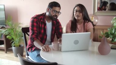 Genç, gülümseyen Hintli çift video konferans başvurusu ile akrabalarıyla sohbet ediyor. Uzak sanal iletişim, modern teknoloji konsepti