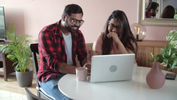 Jeune Couple Indien Souriant Reposant Bavardant Avec Des Parents Une — Video