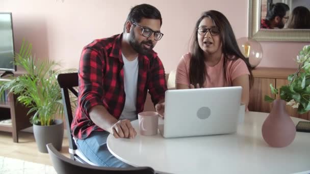 Junge Lächelnde Indische Paare Die Sich Ausruhen Und Mit Verwandten — Stockvideo