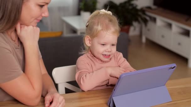 在家里玩玩具时植入耳蜗的小孩 聋哑和医疗技术概念 — 图库视频影像