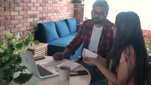 Gestresstes Junges Indisches Paar Steht Vor Finanziellen Schwierigkeiten Sitzt Küchentisch — Stockvideo