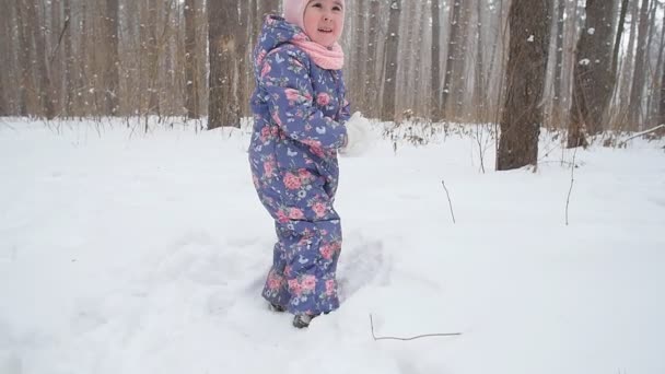 Ευτυχισμένο Μικρό Κορίτσι Παίζει Χιόνι Στο Πάρκο — Αρχείο Βίντεο