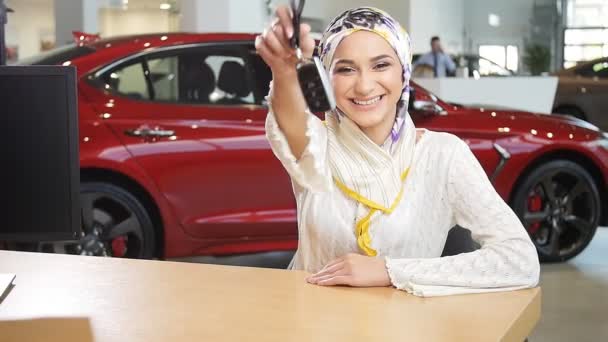 Mujer Feliz Hijab Recibiendo Llaves Coche Comprado — Vídeos de Stock