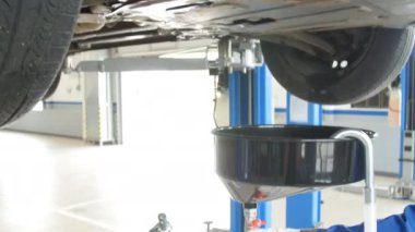 Araba tamircisi otomobil motoru bakım onarım servis istasyonunda motor yağı değiştirme