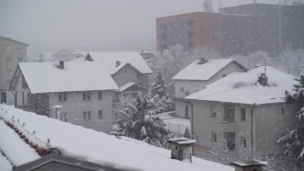 Reichlich Schneefall Über Der Stadt Mit Den Dächern — Stockvideo