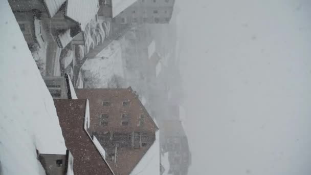 지붕으로 뒤덮인 도시에 폭설로 뒤덮인 — 비디오