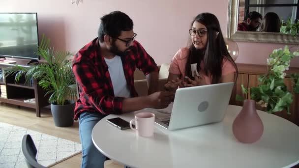 Молодая Улыбающаяся Индийская Пара Отдыхает Общается Родственниками Через Видеоконференцию Дистанционное — стоковое видео