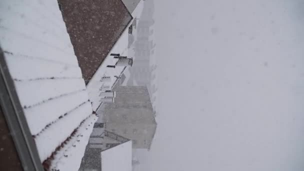Salju Turun Deras Atas Kota Dengan Atap — Stok Video
