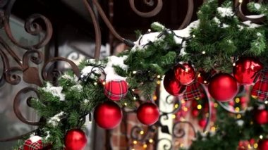 Xmas atmosfer konsepti. Açık hava noel dekorasyonlarını ve açık hava dekorasyonunu kapatın. Kış tatilleri