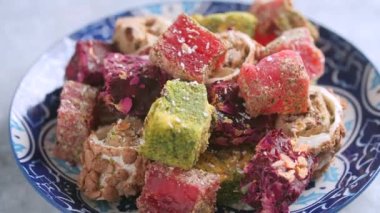 Geleneksel mutfak ve yerel yemekler kavramı. Doğulu tatlılar. Türk lokumu