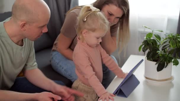 Ребенок Кохлеарными Имплантами Играет Игрушками Дома Концепция Глухоты Медицинских Технологий — стоковое видео