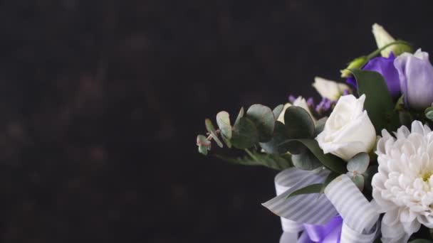 Прекрасна Композиція Букет Білих Синіх Троянд Близько Копіювати Простір — стокове відео