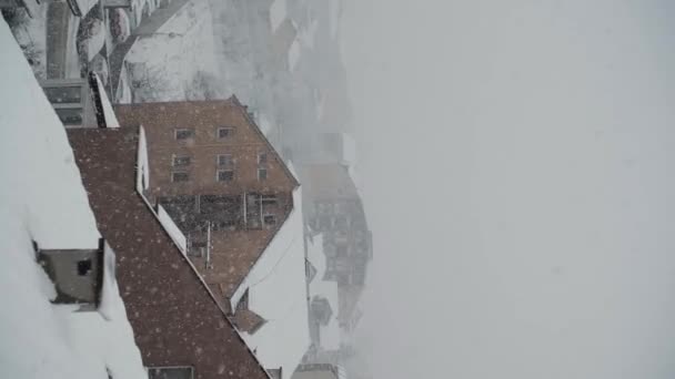 Огромный Снегопад Над Городом Крышами — стоковое видео