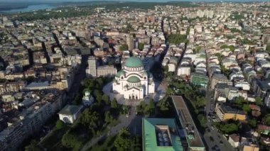 Dünyanın en büyük Ortodoks kiliselerinden biri olan Belgrad, Sırbistan 'daki Saint Sava tapınağının insansız hava aracı görüntüsü.